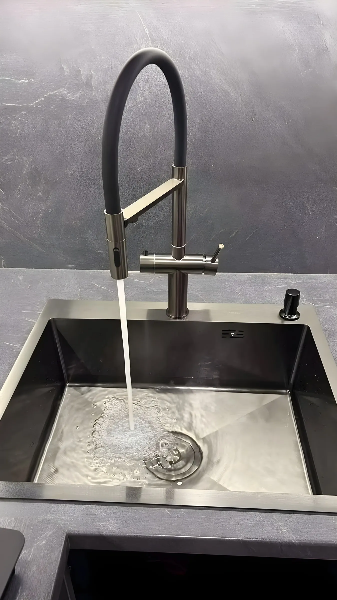 Графитовая мойка, смеситель на гибком изливе, течёт вода